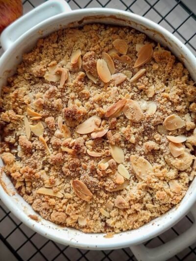 Apple Crumble com Amêndoas Laminadas servido em uma tigela, mostrando a crocância da cobertura.