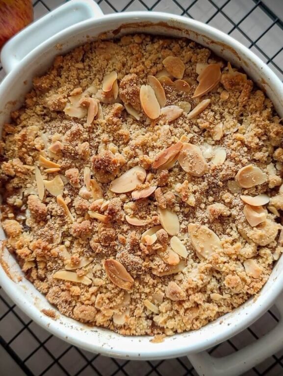 Apple Crumble com Amêndoas Laminadas servido em uma tigela, mostrando a crocância da cobertura.