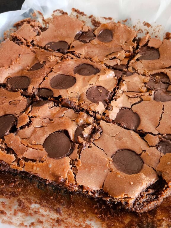Brownie de Chocolate Perfeito com casquinha crocante e interior cremoso.