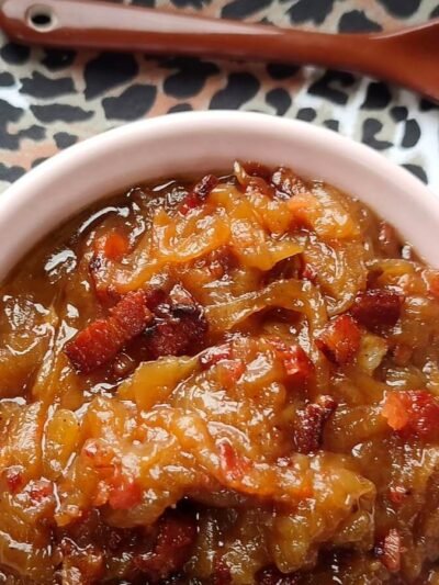 Molho de cebola caramelizada com bacon em um pote de vidro, com pedaços visíveis de cebola e bacon crocante.