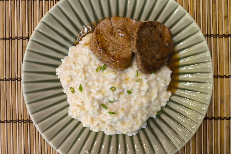 Risoto de queijo brie com alho poró, servido com filé mignon suculento.